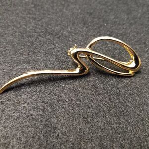 LR Gold Tone "Do The Twist" Brooch